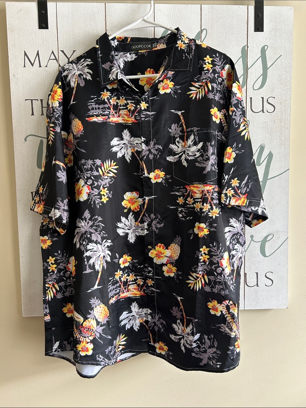 Black Hawaiian Floral Short-Sleeve button down Shirt, size 2XL